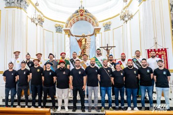 Los capitanes de ambos años se han hecho una foto en la ermita | Nando Verdú. 