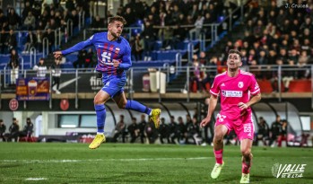 Mario Soberón durante el partido de ayer frente al Burgos | J.C.