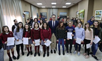 Los estudiantes junto a Alfaro y Rizo | Jesús Cruces.