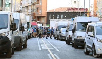 Los vendedores han mostrado su indignación esta mañana al comprobar que no cabían las furgonetas y los puestos.