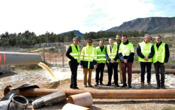 El equipo de gobierno visitando los pozos en imagen de archivo.