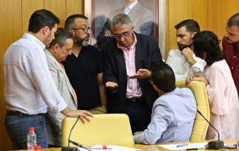 El secretario municipal ha explicado a los portavoces el proceso de las transaccionales | Jesús Cruces.