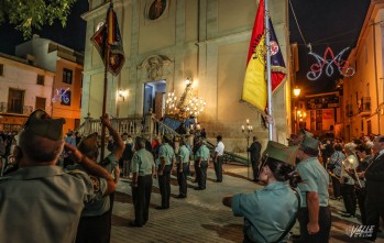 La Virgen salió a recorrer las calles de Petrer acompañada de cientos de fieles | J.C.