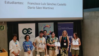Los estudiantes junto a su profesora.
