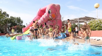 Cientos de eldenses visitan las piscinas municipales de San Crispín durante los meses de verano.