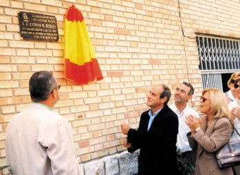 Cuando se inauguró la pista que lleva su nombre en el patio del colegio, en 1997