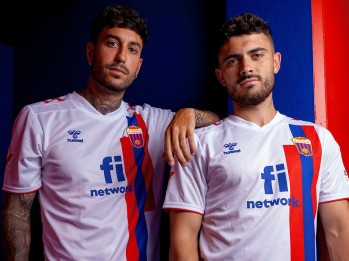 La equipación es blanca | CD Eldense. 