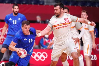 Gedeón Guardiola en el partido de la sección española contra Francia. Foto de la Real Federación Española de Balonmano