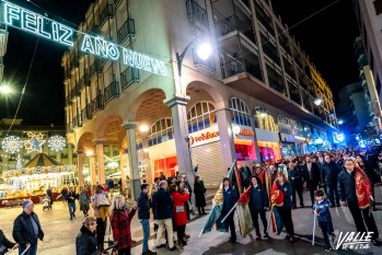 El desfile recorrió distintas calles de Elda atrayendo la atención de los vecinos | Nando Verdú. 