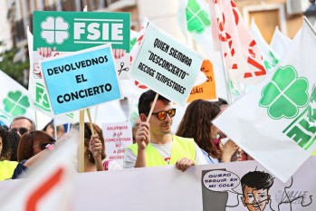 Cientos de personas se manifestaron contra la decisión de la Generalitat | Jesús Cruces.