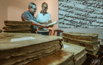 El cronistas Gabriel Segura y el párroco Antonio Verdú junto a los ejemplares.