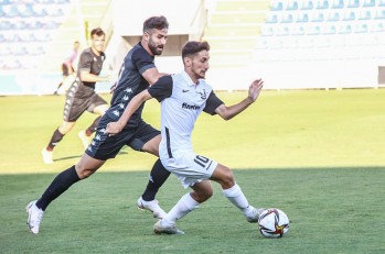  Juanje controla un balón en el campo de El Collao 