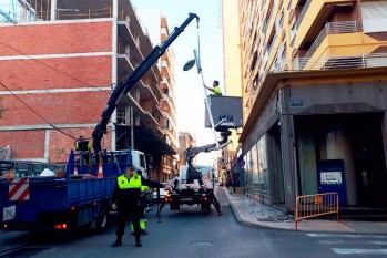 Desprendimientos en una fachada obligan a cortar parte de la avenida de Chapí