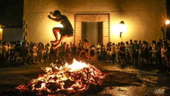 Cientos de vecinos saltaron la hoguera como manda la tradición | J.C.