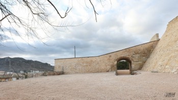 La restauración del arco de la entrada al castillo es el siguiente paso.