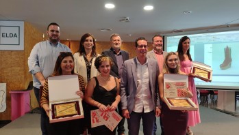 Los ganadores junto a representantes educativos y municipales.