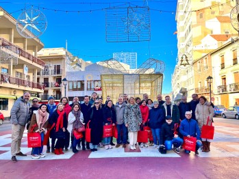 Irene Navarro, en el centro, junto a distintos representantes de medios de comunicación y miembros de la corporación municipal. 