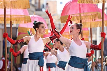 Los colores rojo, azul y blanco fueron elementos destacados del boato de la comparsa Moros Nuevos | Jesús Cruces.