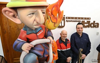 Amancio posa junto a su ninot y su creador, el artista local Joaquín Rubio | Jesús Cruces.