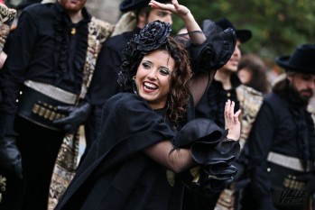 La alegría festera ha vuelto a las calles durante el Desfile de Honor | Jesús Cruces.