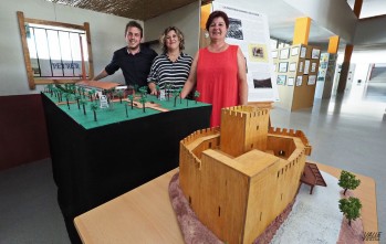 Los alumnos del IES La Canal donan una maqueta del castillo y otra del Horno Cultural a Petrer