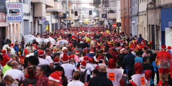 Imagen de todos los corredores que llenaron la calle Joaquín Coronel en la salida | Jesús Cruces.