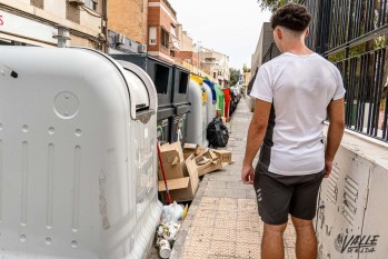 Los residuos ocupan parte de las aceras | Nando Verdú.