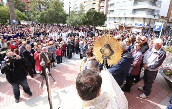 Monseñor Mendiola mostrando el Santísimo a los eldenses | Jesús Cruces.