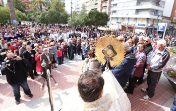 Monseñor Mendiola mostrando el Santísimo a los eldenses | Jesús Cruces.