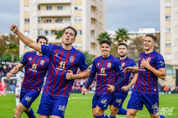 Los jugadores del Eldense celebraron la victoria por 2-0  ante el Albacete | Nando Verdú.