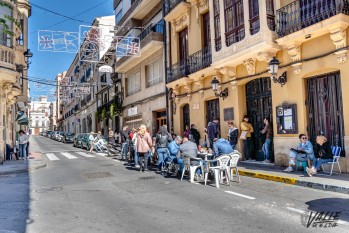 La gente lleva horas haciendo cola | Nando Verdú. 