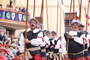 Tercio de Flandes ha sorprendido con un boato histórico y cantando una canción del antiguo ejército. 