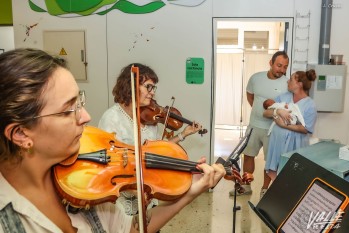 La orquesta ha tocado durante una hora en el hospital | J.C.