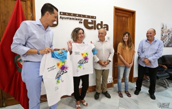 Rubén Alfaro y Susana Esteve han recibido hoy la camiseta de la Traca | Jesús Cruces.