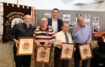 Imagen de los cuatro socios veteranos que recibieron un cuadro junto a alcalde.