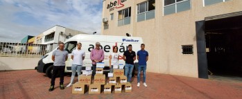 Los trabajadores muestran las cajas que enviarán a La Palma.