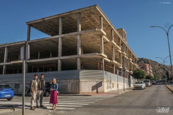 El PSOE desea que este edificio abandonado de la avenida Hispanoamérica se destine a viviendas para jóvenes.