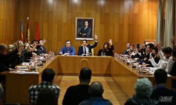 El pleno aprobó por unanimidad darle el nombre de Carlson a una plaza de Elda | Jesús Cruces.