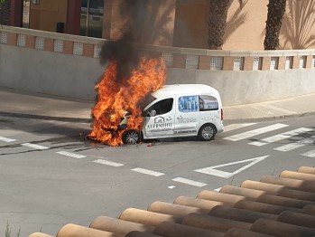 La furgoneta ha ardido cerca de la delegación de Hacienda