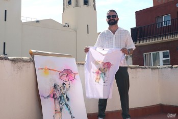 Alejandro Torres con la camiseta y su pintura | Marta Maestre.