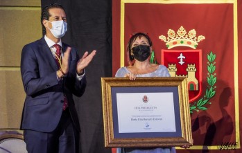El alcalde, Rubén Alfaro, y Elia Barceló, hija predilecta de Elda