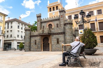 El Castillo de Embajadas ya se ha instalado en la Plaza de la Constitución | Nando Verdú.