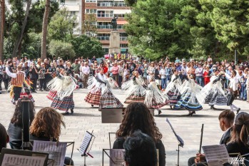 La Plaza Castelar se ha llenado de público para presenciar la celebración.