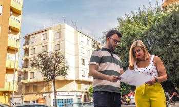 El concejal de Urbanismo, Fernando Portillo, y la alcaldesa de Petrer, Irene Navarro en la zona donde se realizaría esta mejora | J.C.