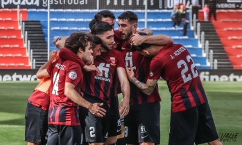 En los tres tantos del CD Eldense los jugadores se han ido al banquillo a celebrarlos con el capitán, Iván Forte | J.C.