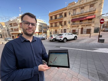 El concejal de Urbanismo, Fernando Portillo, ha presentado estos aparcamientos. 