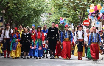 Imagen de los cargos festeros y municipales en un acto de Moros y Cristianos | Jesús Cruces.