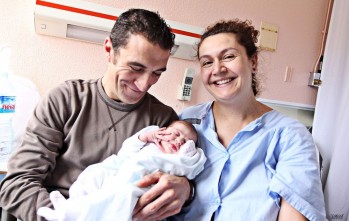 Sofía junto a sus padres Manuel y Sandra | Jesús Cruces.