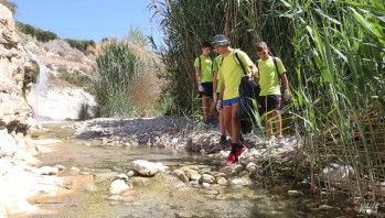 Los voluntarios fueron de ruta por la zona de la rambla en la mañana ayer.