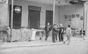 En la calle Gabriel Payá, delante del Café La Estrella, propiedad de Ricardo Montesinos Pebrella se ponía el carrito del Torrate. Entre otros, Luis Pleite y su hijo Rafael apoyado en la farola | José Esteve.